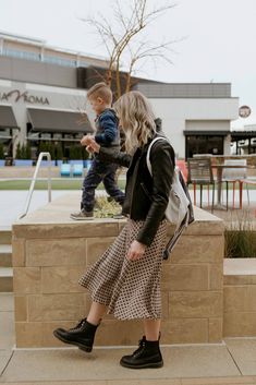 Dr. Marten Rometty Outfit, Dr Martin Outfits Women, Skirt And Combat Boots Outfit, Dr Martens Outfit Women, Dr Martens Outfit Ideas, Dr Martins Outfits, Chelsea Boot Outfits Women, Doc Martin Outfits