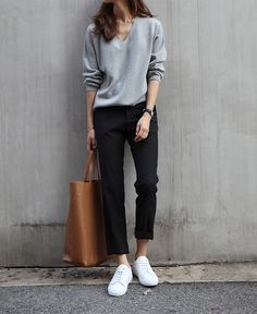 ............................................ Celana Jogger Wanita, Sneakers Fashion Outfits, Minimal Chic, Street Style Inspiration