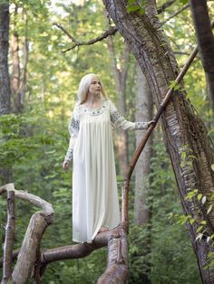 Galadriel white cosplay dress from The Lord of the Rings: The Rings of Power. The dress is made to order! Order processing time (from placing the order to shipping) 7-14 days. Sewing of different sizes is possible. Galadriel Rings Of Power, Galadriel Cosplay, Galadriel Dress, Celtic Dress, Elf Cosplay, The Rings Of Power, Magic Dress, Rings Of Power, Power Ring