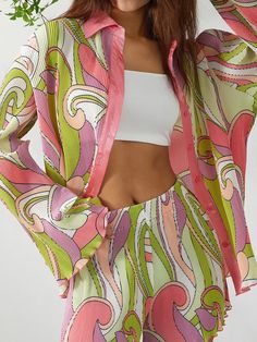 Printed Pants Style, Sweater Maxi Dress, Chic Flowers, Casual Night Out, Estilo Chic, Loose Outfit, Pleated Shorts, Loose Shorts, Spring Shirts