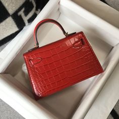 Description HRMS Mini Kelly 19 Embossed Patent Sellier Red Bag With Gold-Toned Harware For Women, Handbags, Shoulder Bags 7.5in/19cm Rep 1:1 Size: 19 x 11.5 x 5.5 cm / 7.5 x 4.5 x 2.2 inches (Length x Height x Width) Dating back to 1989, this rare dainty-sized Hermès Kelly is a much-coveted vintage piece unmatched in elegance. The petite bag is in a good vintage shape. Hermès bags are considered the ultimate luxury item worldwide. Each piece is handcrafted with waitlists that can exceed a year o Mini Kelly, Red Bag, Togo Leather, Stylish Handbags, Luxury Products, Hermes Bags, Evening Clutch Bag, Tote Backpack, Bag Tags