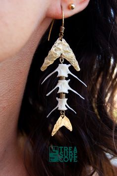 This pair of rustic fish earrings is made with authentic scavenged bones and textured brass. Perfect wether you are after that sea witch tribal look or want a striking post apocalyptic accesory. Check the link for more unique and rustic pieces of jewelry! Piratecore Fashion, Real Fish, Pirate Jewelry, Murcia Spain, Horn Bracelet, Patina Earrings, Ocean Earrings, Fish Earrings, Beachy Jewelry