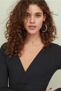 Hair Cuts Short Curly, Curly Hair Trends, Body Black, Hair Collection, Snap Fasteners, Face Hair