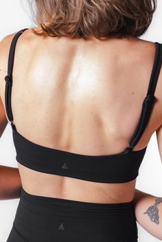 Our Cloud II classic scoop sports bra is designed for the ultimate comfort whether you are enjoying your workout of the day or stopping at your favorite coffee shop. This bra offers medium support & compression to flatter your figure. Workout Of The Day, Womens Bras, Black Sports Bra, Athletic Apparel, The Cloud, Deep Colors, Bra Women, Bra Sizes, Coffee Shop