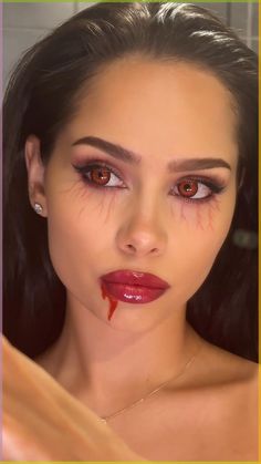 Vampire Makeup Looks, Maquillage Halloween Simple, Pelottava Halloween, Vampire Makeup Halloween, Halloweenský Makeup, Vampy Makeup, Vampire Halloween Costume, Classy Halloween Costumes, Vampire Makeup