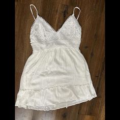 This Beautiful White Dress From Speechless Is Perfect For Any Occasion. The V-Neckline And Spaghetti Straps Add A Touch Of Elegance While The Fit And Flare Skirtstyle Gives A Flattering Shape. The Dress Is Made Of 100% Polyester And Has A Smocked Feature For Added Texture. It Comes In A Size Xl For Juniors And Has A Short Length That Is Perfect For Summer. The Dress Is Easy To Care For With Hand Wash Instructions. This Dress Is A Must-Have For Any Woman's Wardrobe. Brand New With Tags Xl Does Ha Summer V-neck Mini Dress With Built-in Bra, Summer V-neck Camisole For Vacation, Summer Mini Dress With Lace Trim And V-neck, Casual V-neck Dress With Built-in Bra, Summer Camisole With Built-in Bra And V-neck, Flowy V-neck Sundress With Lace Trim, Fitted V-neck Camisole For Vacation, Casual V-neck Mini Dress With Adjustable Straps, White V-neck Camisole For Vacation