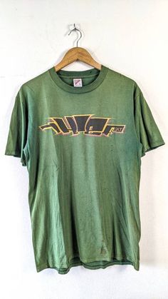 Size : L  Armpit : 21 inch  Length : 29 inch  Made in USA Good vintage condition Notes :  Please leave your phone number & email address after made a purchase. It is for shipment process Thanks for viewing  Feel free to ask ! 90s Style Green T-shirt For Streetwear, Vintage Green Shirt With Screen Print, Green Y2k T-shirt For Streetwear, Green Retro T-shirt For Streetwear, 90s Style Green T-shirt With Logo Print, Vintage Green T-shirt With Graphic Design, Y2k Green Graphic Print T-shirt, Retro Green T-shirt For Streetwear, 90s Style Green Cotton T-shirt