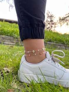 Anklet Bracelet Aesthetic, Beaded Anklets Aesthetic, Cute Anklets Beaded, Beads Anklets Ideas, Summer Jewlery, Daisy Bracelets, Anklet Ideas, Beads Anklet, Anklets Diy