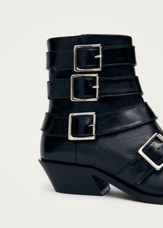 Botines de cuero negro adornados con hebillas
¿No estás segura si te sientes más como una Cowgirl o una Amazona? Aquí tienes el compromiso perfecto. Confeccionados en cuero negro, los botines Eras son la versión corta de los Ryder, en punta, con tacón estilo cowboy y hebillas plateadas típicas de una bota de montar. Trendy Moto Boots With Buckle And Pointed Toe, Punk Style Ankle Boots With Buckle Closure, Punk Boots With Pointed Toe And Buckle Closure, Fall Moto Ankle Boots With Buckle Closure, Fall Ankle Moto Boots With Buckle, Fall Moto Ankle Boots With Buckle, Punk Style Leather Heeled Boots With Buckle Closure, Punk Moto Boots With Buckle Closure For Fall, Punk Moto Boots With Buckle For Fall