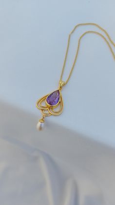 Introducing this lovely necklace worn by Rose during her stroll on the Titanic's deck. It showcases a charming pendant from the Edwardian era, crafted in 18k gold-plated sterling silver 925. This pendant features a natural drop-shaped amethyst stone and a freshwater pearl. It delicately hangs from a  45 cm (17.72 inches) long, 1.4 mm (0.055 inches) wide chain, also made of 18k gold-plated sterling silver 925. Sold without earrings ♥ Link for the earrings: https://www.etsy.com/fr/listing/15129522 Purple Necklace With Pearl Pendant, Purple Pearl Pendant Necklace, Titanic Necklace, Die Rose, Natural Pearl Necklace, The Titanic, Rose Necklace, Edwardian Era, Natural Pearl