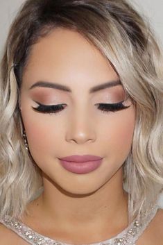 Prom Makeup Silver, Simple Prom Makeup, Makeup Cantik, Make Up Designs, Shaggy Pixie, Natural Prom Makeup