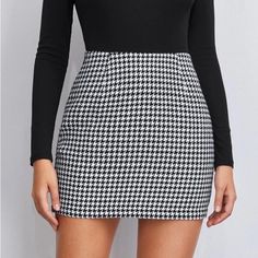 Houndstooth Mini Skirt! Size Extra Small But Could Fit A Small As Well. Waist Is 27.5 Inches. Never Worn New Without Tags #Houndstooth #Miniskirt #Preppy #Casual #Dollskill Mini Jupe Outfit, Mini Pencil Skirt Outfits, Mini Skirt Winter, Black And White Mini Skirt, Houndstooth Mini Skirt, Crochet Blouse Free Pattern, Short Pencil Skirt, Check Mini Skirt, Recruitment Outfits