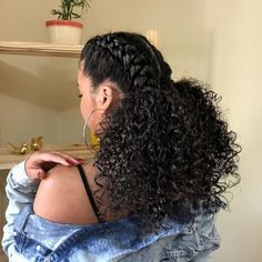 Quer dar muito poder para suas madeixas longas naquele evento que foi convidada? Confira 70 ideias lindas e 10 tutoriais de penteados para cabelos longos. Natural Braided Hairstyles, Natural Braids, Fest Outfits, Cute Curly Hairstyles, Hairdos For Curly Hair, Curly Girl Hairstyles, Penteado Cabelo Curto, Afro Hairstyles, Aesthetic Hair