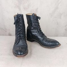 This is a very nice pair of boots. Hondo makes good boots and these are. Black textured leather on the toe area and heel and smooth leather on the sides. Beige leather linings and leather soles. The leather is soft and supple yet strong. Really nice condition. Some signs of wear but only minor. The leather is great, the insides are super clean and the soles don't have too much wear. The boots come with an extra set of laces cuz I'm not sure how long the ones on the boots will go.  Men's size 8 B (narrow width) Western Style Leather Lace-up Boots With Snip Toe, Western Leather Lace-up Combat Boots, Western Style Leather Lace-up Combat Boots, Western Style Lace-up Leather Combat Boots, Leather Western Combat Boots With Round Toe, Western Lace-up Boots With Leather Sole And Round Toe, Western Style Lace-up Boots With Leather Sole, Western Leather Combat Boots With Snip Toe, Vintage Combat Boots With Snip Toe And Leather Sole