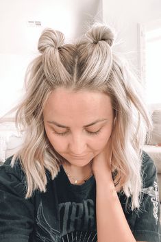 Space Buns Hair, Hair Half Up Half Down, Concert Hairstyles, Hair Half Up, Short Hair Bun, Space Buns, Hair Bun Tutorial