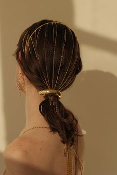 The Alaia Metal Headband arrived to add a modern touch to your outfit. With a triple-layered headband plated in 14-karat gold, this stellar headpiece has cascades of hand-cut beaded chains that fringe around the edges of the headband to beautifully lay down your shoulders. Can be worn on all hair lengths and hair types. Made in NYC. Unique Hair Down Styles, Gold Hair Decoration, Bangs Hair Accessories, 20s Fashion Accessories, Editorial Hair Accessories, Art Deco Hair Accessories, Hair Chain Hairstyles, Ethereal Accessories, Fantasy Headband