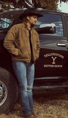 Yellow Stone Celebrity, Yellowstone Tv Series Outfits, Luke Grimes Yellowstone, Yellowstone Cowboys, Modern Cowboy Style Men, Western Outfit Men, Yellowstone Fashion, Camp Fits, Kayce Dutton