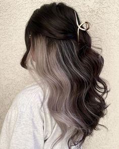 Dark Brown Hair With Ash Blonde Peekaboos, Cute Colors To Dye Your Hair Natural, Two Tone Brown Hair, Hair Color Ideas For Curly Hair, Underlayer Hair Color, Purple Peekaboo Hair, Split Dye