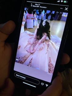 Cute Quince Picture Ideas, Quince Surprise Dance Outfits Vaquera Pink, Photo Shoot Ideas For Quinceanera, Quince Pic Ideas, Quince Photoshoot Ideas With Court, Quinceanera Picture Ideas, Quince Aesthetic, Quinceanera Aesthetic, Quince Poses