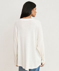 Boyfriend Long-Sleeve Tee Ivory In a luxurious heavy cotton blend, our newest take on a classic tee is a must-have in any transitional wardrobe. Paired with your denim of choice, the oversized silhouette of this boyfriend style tee is comfort at its most elevated. 50% cotton, 50% polyester. Made in Peru. Heavyweight crewneck with an oversized fit and curved hem. Jenni Kayne, Latest T Shirt, Boyfriend T Shirt, Boyfriend Style, Oversized Silhouette, Fashion Tees, Heavy Cotton, Peru, Black Shirt