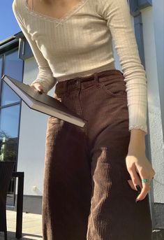 Styling With Brown Pants, Causal Dark Academia Outfits, Modern Academia Aesthetic Outfit, Paris Aesthetic Outfit Autumn, Fall Academia Aesthetic Outfit, Autumn Aesthetic Clothes Casual, Autumn Outfits Cottagecore, Brown Cottagecore Outfit, Corduroy Outfit Aesthetic