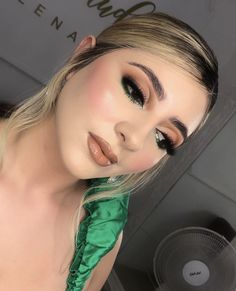 Natural Makeup With Emerald Green, Eyeshadow Looks With Green, Sage Green Dress Makeup, Makeup For Dark Green Dress, Makeup For Sage Green Dress, Green Dress Makeup Ideas, Sage Green Makeup Look, Make Up Verde, Emerald Green Eye Makeup