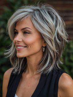 Short Shag Hairstyles Haircuts For Medium Length Hair, Layered Haircuts For Medium Hair, Haircuts For Medium Hair, Haircut And Color, Penteado Cabelo Curto, Medium Hair Cuts, Medium Length Hair Cuts, Grey Hair, Great Hair