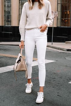 Outfit ideas to inspire your transition into this Spring 2021 season, complete with an affordable shopping guide of effortlessly chic wardrobe staples #spring #outfits #styleinspiration #outfitidea #pastels #effortlesslychic White Sneaks Outfit Women, Student Style University, Witte Jeans Outfit, White Monochrome Outfit, Outfit Flats, Casual Chique Stijl, Jean Beige, Look Jean, White Jeans Outfit