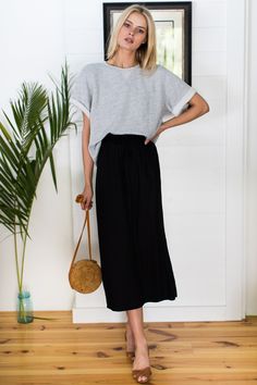 Black Midi Skirt Outfit Summer, Midi Skirt Outfit Summer, Black Midi Skirt Outfit, Women Work Outfits, Summer Workout Outfits, Job Interview Outfit, Skirt Outfit Summer, Summer Office Outfits, Drawstring Skirt