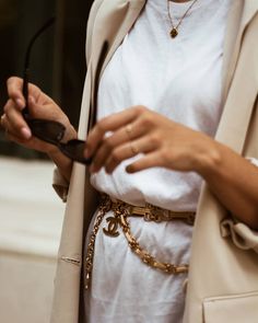 Micro Trend Alert: Chain Belts - White Camellias #streetstyle #chainbelt #outfit #outfitideas #womensfashion #womenswear #trends Jumper And Jeans, Shopping Essentials, White Camellia, Coffee Fashion, Layered Chain, Older Women Fashion, Women Fashion Edgy