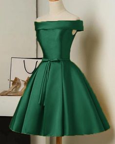 dark green 8th grade graduation dress Knee-length Satin Dress For Homecoming, Green Satin A-line Dress, Green Satin Knee-length Dress, Green Knee-length Satin Dress, Green Satin Evening Dress For Homecoming, Green Satin Evening Dress For Prom, Green A-line Evening Dress For Homecoming, Green Satin Finish Bridesmaid Dress, A-line Satin Gown For Homecoming