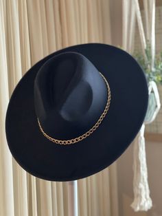 -Pinched gold chain fedora Gold Fedora With Short Brim, Gold Wide Brim Classic Fedora, Elegant Gold Fedora Felt Hat, Classic Gold Brimmed Fedora, Gold Fedora Western Hat, Black Fedora, Fedora, Gold Chains, Cowboy Hats