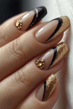 Black and Gold Nails Black Gold Nails, Fancy Nail Art, Nails Trend, Fancy Nails Designs, Gold Nail, Black Nail, Trendy Nail Design, Luxury Nails, Classy Nails