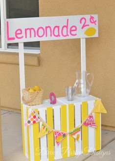 a lemonade stand is set up outside