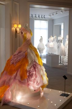 Dior dress Fashion Images, Marchesa, Gorgeous Gowns, Window Display, Mode Inspiration, Beautiful Gowns