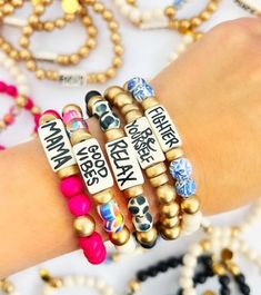 Affirmation Word Beaded Bracelets Inspirational - Blue White Brackets With Words, Inspirational Bracelets Quotes, Back To School Bracelet Ideas, Art Products To Sell, Word Bracelet Beads Ideas, Beaded Bracelets With Words, Word Beaded Bracelets, Alphabet Bracelets, Boho Bracelets Diy