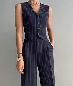 Explore the actions and behaviors that elegant women steer clear of to maintain their timeless grace and poise. Elevate your own style with these insights! #ClassyLiving #EleganceDefined #GracefulHabits #SophisticatedStyle Graduation Jumpsuit Outfit, Neat Casual Outfits, Glamour Outfit, Classic Style Outfits, Stylish Summer Outfits, Woman Suit Fashion, Stylish Work Outfits