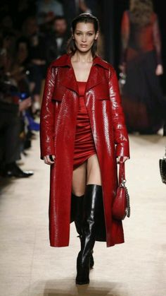 Runway Fashion Couture, Runway Outfits, Fashion 90s, 90's Fashion, Catwalk Fashion, Red Coat, Mode Inspo, Looks Chic, Fall 2018