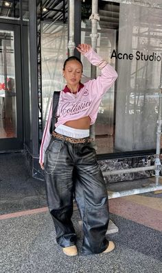 @eliannaarvizu Low Waist Pants Outfit, Ahs Outfits, Ahs Style, Pants Low Waist, August Outfits, Leather Pants Black, 00s Mode, Low Waist Pants, Cool Girl Outfits