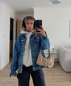 Winter Jeans Jacket Outfit, Outfits To Wear With Jean Jackets, Doc Marten Rainy Day Outfit, Winter Outfits With Jean Jacket, Denim Jacket Winter Outfit, Uni Winter Outfits, Denim Jacket Fall Outfit, Jean Jacket Outfits Winter, How To Style Jean Jacket