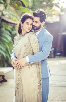 Suit Couple Photoshoot, Engagement Poses Indian, Wedding Outfits Couple, Engagement Photos Outfits Indian, Pre Wedding Outfits, Suit Couple, भारतीय दुल्हन संबंधी, शादी की तस्वीरें, Aesthetic Engagement