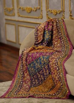 Multi Dupatta Suits, Traditional Dupatta Designs, Wedding Dupatta Style, Pakistani Dupatta Style, Shawl Design Ideas, Pakistani Duppata, Designer Dupatta Ideas, Heavy Dupatta Suits, Shawl Outfits