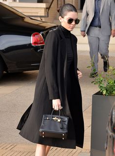 Birkin 25 Outfit, Celebrity Bags, Hermes Kelly 25, Hermes Birkin Handbags, Parisian Chic Style, Hermes Birkin 25, Jenner Outfits, Black Baby, Kardashian Style