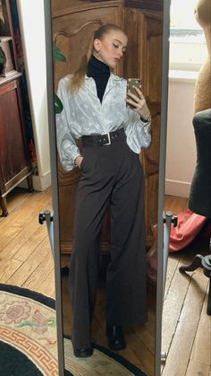 Semi Formal Edgy Outfits, Professional 90s Outfits, Dressy Masc Outfits For Women, 90s Trousers Outfit, Nye Outfits Masc, Gender Neutral Graduation Outfit, Queer Bar Outfit, Urban Office Outfit, Hippie Corporate Outfits