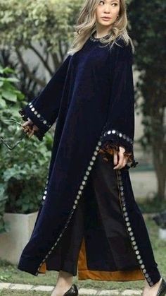 Winter Dresses Ideas Pakistani, Abaya Winter Fashion, Velvet Kaftan Dress Pakistani, Winter Kaftan Outfit, Pitch Colour Combination Dress, Printed Velvet Dress Designs, Velvet Kaftan