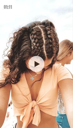 ** Browse these beach hairstyles if you're looking for summer hairstyles and beach hair. These beach hairstyles will keep your hair looking fresh and natural! pool hairstyle ideas natural hair, pool party hairstyles, pool hairstyle ideas f..! Peinados Recogidos, Beach Hairstyles, Natural Pool, Party Hairstyles, Beach Hair, Effortless Chic