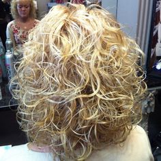 50 Perm Hair Ideas to Embrace Natural Looking Curls Blonde Perm, Body Perm, Curly Perm, Spiral Perm, Short Permed Hair, Large Curls