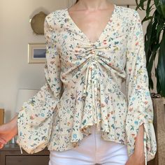 Cute And Flirty Top. Drawstring Front. Adjustable Sleeves With Drawstring. Super Unique. 100% Polyester Stretch Floral Print Blouse For Brunch, Spring Bohemian Stretch Blouse, Adjustable Clothing, Drawstring Shirt, Floral Wrap Top, Flirty Tops, Cute Blouses, Wrap Top, Fashion Ideas