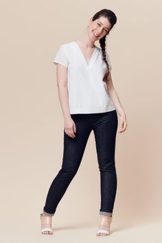 Blouse à col en V avec une touche d'originalité, Hoya est semi-ajusté et présente une encolure croisée avec des revers. 

La version A a des manches courtes.
La version B a des manches ¾ avec pattes de manches. Deer And Doe, Deer Doe, V Neck Blouse, Blouse Pattern, A A, Deer, Short Sleeves, Twist, V Neck