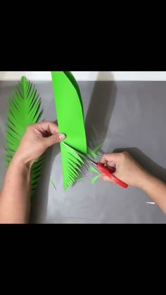 How To Make Palm Tree Leaves, How To Make Palm Trees, Palm Tree Paper Craft, Paper Palm Tree Leaves, Diy Palm Tree Decorations, Palm Leaves Drawing, Paper Palm Leaves Diy, Diy Palm Leaves, Paper Leaves Diy